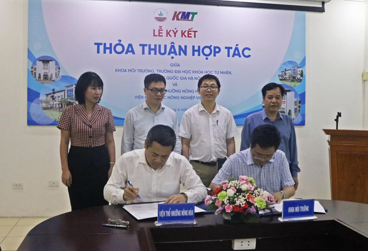 Khoa Môi trường – Trường Đại học Khoa học Tự nhiên, ĐHQGHN và Viện Thổ nhưỡng Nông hóa – Viện Khoa h
